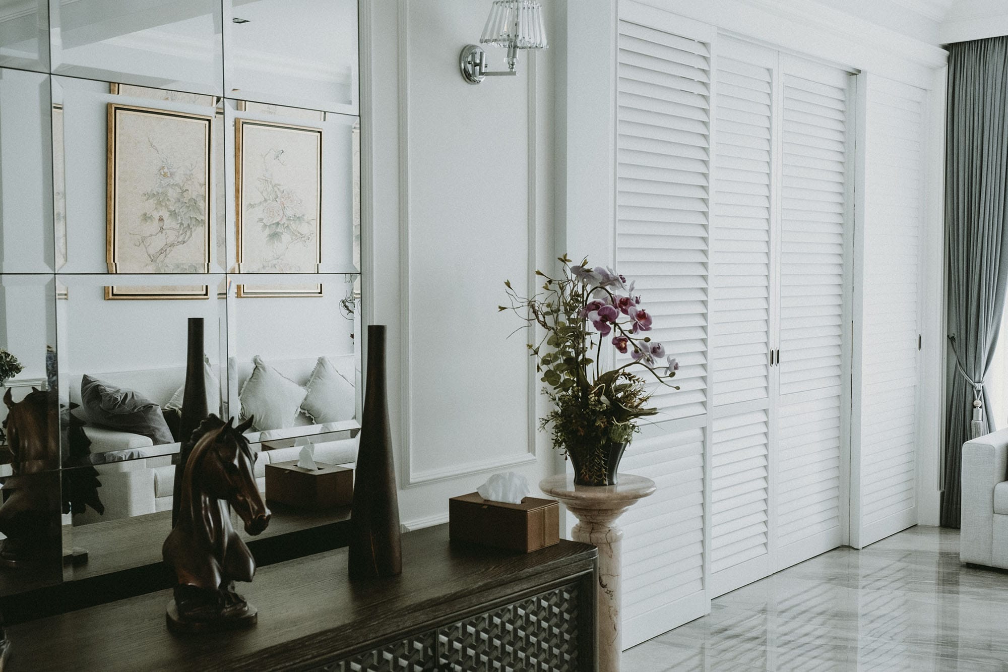 Living Room: Khun Phongana - บริษัทซันลีฟ ชัตเตอร์